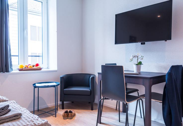 Building Konradstrasse - hitrental-ag - 1459704 adresindeki bir dairede modern mobilyalarla zarif bir şekilde tasarlanmış oturma odası Industriequartier, Zurich
