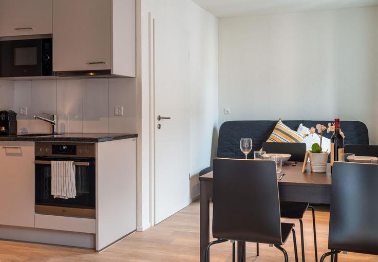 Building Konradstrasse - hitrental-ag - 1459740 adresindeki bir dairede modern mobilyalarla zarif bir şekilde tasarlanmış oturma odası Industriequartier, Zurich