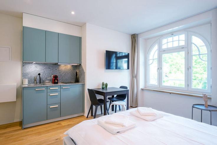 Elegante sala de estar con mobiliario moderno en un apartamento en Building Forchstrasse - hitrental-ag - 1459748 en District 8, Zurich