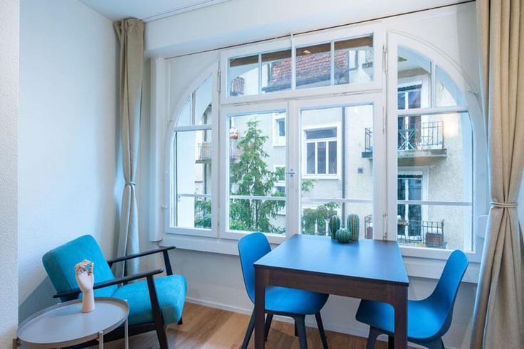 Elegante sala de estar con mobiliario moderno en un apartamento en Building Forchstrasse - hitrental-ag - 1459728 en District 8, Zurich