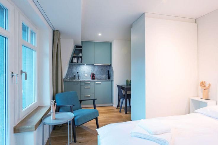 Elegante sala de estar con mobiliario moderno en un apartamento en Building Forchstrasse - hitrental-ag - 1459724 en District 8, Zurich