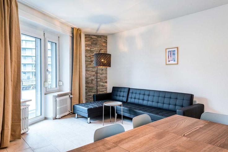 Sala de estar elegantemente projetada com móveis modernos em um apartamento no Building Birmensdorferstrasse - hitrental-ag - 1542191 em Wiedikon, Zurich