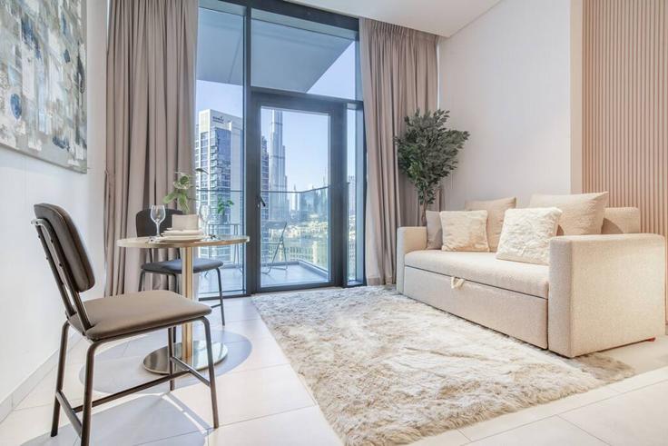 Elegante sala de estar con mobiliario moderno en un apartamento en Building Marquise Square Tower - hive-holiday-homes-1 - 1694951 en Business Bay, Dubai Elegante sala de estar con mobiliario moderno en un apartamento en Building Marquise Square Tower - hive-holiday-homes-1 - 1694951 en Business Bay, Dubai