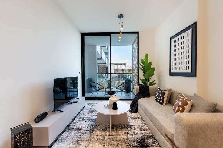 Salle de séjour élégante avec mobilier moderne dans un appartement à Building Kahraba North West - hive-holiday-homes-1 - 1649279 à Jumeirah Village, Dubai Salle de séjour élégante avec mobilier moderne dans un appartement à Building Kahraba North West - hive-holiday-homes-1 - 1649279 à Jumeirah Village, Dubai