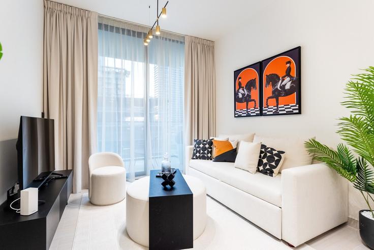 Elegant gestaltetes Wohnzimmer mit moderner Einrichtung in einer Wohnung im Building Kahraba North West - hive-holiday-homes-1 - 1649293 in Jumeirah Village, Dubai Elegant gestaltetes Wohnzimmer mit moderner Einrichtung in einer Wohnung im Building Kahraba North West - hive-holiday-homes-1 - 1649293 in Jumeirah Village, Dubai