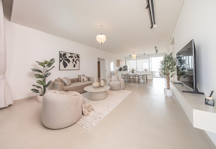 Elegant gestaltetes Wohnzimmer mit moderner Einrichtung in einer Wohnung im Building Tariaq Bedon Esm - hive-holiday-homes-1 - 1649244 in Ajman, Ajman Elegant gestaltetes Wohnzimmer mit moderner Einrichtung in einer Wohnung im Building Tariaq Bedon Esm - hive-holiday-homes-1 - 1649244 in Ajman, Ajman