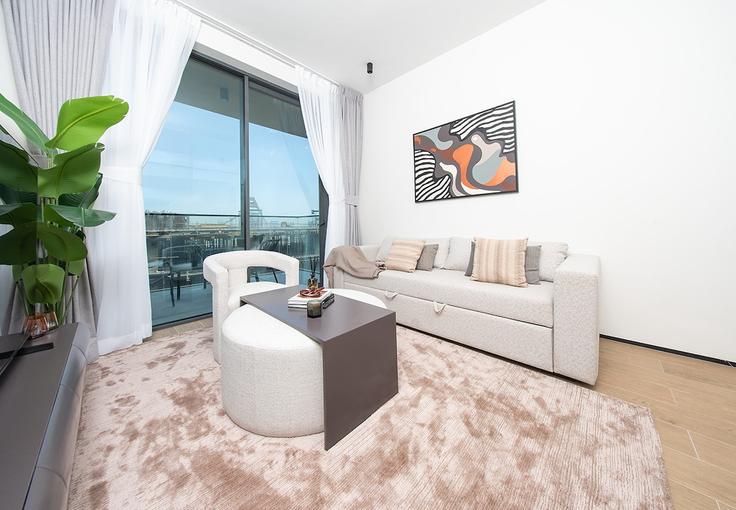 Elegante sala de estar con mobiliario moderno en un apartamento en Building Mu'allaqat Boulevard - hive-holiday-homes-1 - 1649338 en Al Barsha South Fourth, Dubai Elegante sala de estar con mobiliario moderno en un apartamento en Building Mu'allaqat Boulevard - hive-holiday-homes-1 - 1649338 en Al Barsha South Fourth, Dubai