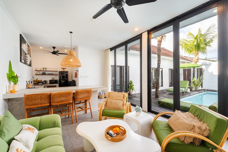 Elegante sala de estar con mobiliario moderno en un apartamento en Building Jalan Padang Lingjong - hive-holiday-homes-1 - 1649195 en Kuta Utara, Badung Regency Elegante sala de estar con mobiliario moderno en un apartamento en Building Jalan Padang Lingjong - hive-holiday-homes-1 - 1649195 en Kuta Utara, Badung Regency