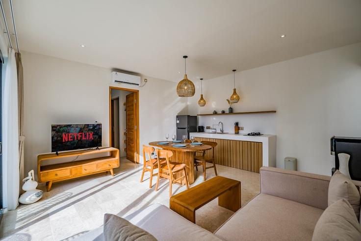 Badung Regency Kuta UtaraのBuilding Jalan Nelayan - hive-holiday-homes-1 - 1649317のアパートメントにある、モダンな家具を備えたエレガントなデザインのリビングルーム Badung Regency Kuta UtaraのBuilding Jalan Nelayan - hive-holiday-homes-1 - 1649317のアパートメントにある、モダンな家具を備えたエレガントなデザインのリビングルーム