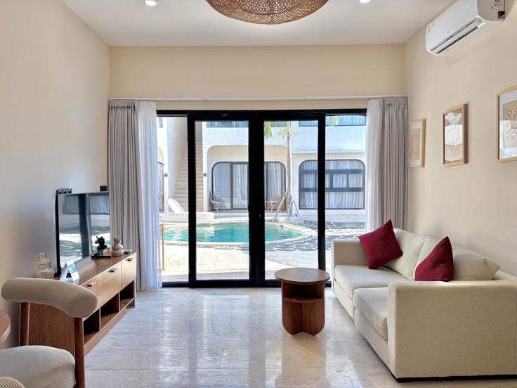 South Kuta, Badung Regency에 위치한 Building Jalan Pantai Balangan - hive-holiday-homes-1 - 1649226 유닛의 세련된 인테리어가 돋보이는 거실 South Kuta, Badung Regency에 위치한 Building Jalan Pantai Balangan - hive-holiday-homes-1 - 1649226 유닛의 세련된 인테리어가 돋보이는 거실