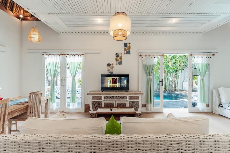 Badung Regency Kuta UtaraのBuilding Gang Dolphin - hive-holiday-homes-1 - 1649258のアパートメントにある、モダンな家具を備えたエレガントなデザインのリビングルーム