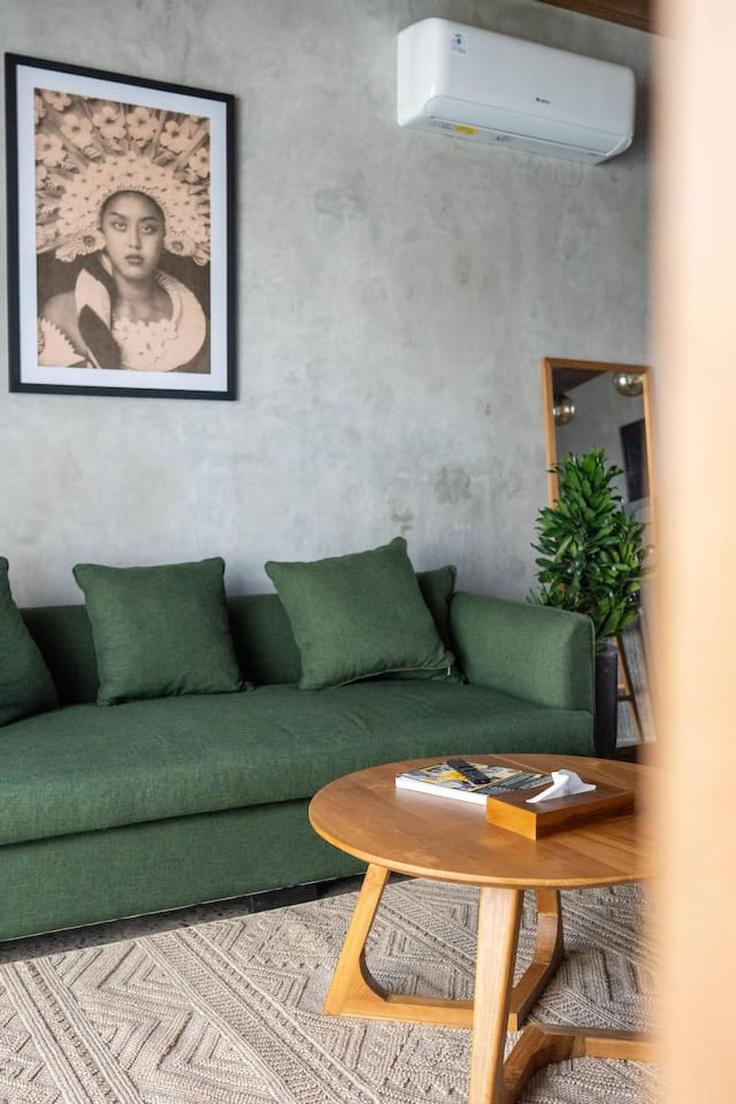 Badung Regency Kuta UtaraのBuilding Jalan Padang Lingjong - hive-holiday-homes-1 - 1649229のアパートメントにある、モダンな家具を備えたエレガントなデザインのリビングルーム