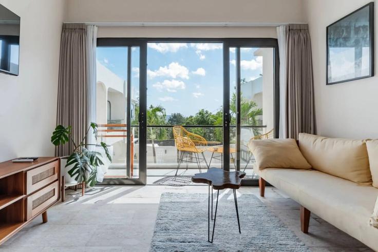 South Kuta, Badung Regency에 위치한 Building Jalan Pantai Balangan - hive-holiday-homes-1 - 1649324 유닛의 세련된 인테리어가 돋보이는 거실 South Kuta, Badung Regency에 위치한 Building Jalan Pantai Balangan - hive-holiday-homes-1 - 1649324 유닛의 세련된 인테리어가 돋보이는 거실