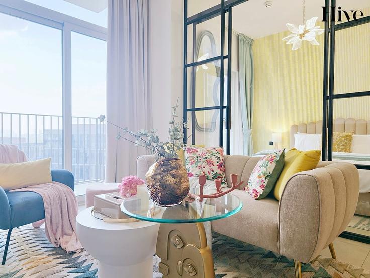 Elegante sala de estar con mobiliario moderno en un apartamento en Building Tariaq Bedon Esm - hive-holiday-homes-1 - 1649228 en Dubai Hills Estate, Dubai Elegante sala de estar con mobiliario moderno en un apartamento en Building Tariaq Bedon Esm - hive-holiday-homes-1 - 1649228 en Dubai Hills Estate, Dubai