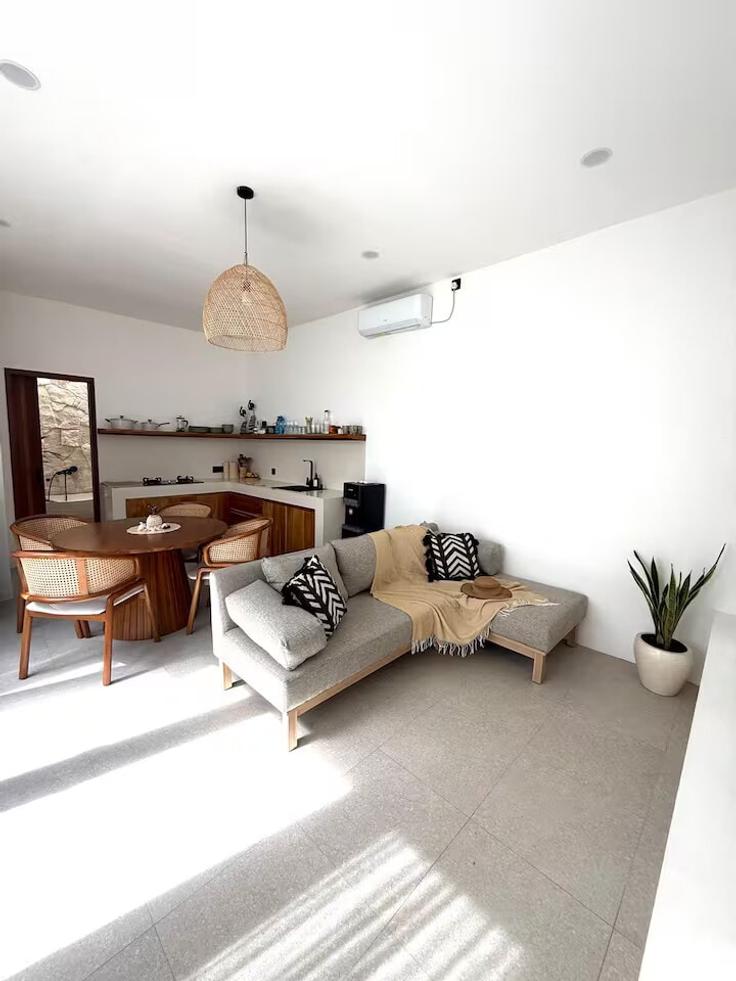 South Kuta, Badung Regency에 위치한 Building Jalan Pantai Balangan - hive-holiday-homes-1 - 1649345 유닛의 세련된 인테리어가 돋보이는 거실 South Kuta, Badung Regency에 위치한 Building Jalan Pantai Balangan - hive-holiday-homes-1 - 1649345 유닛의 세련된 인테리어가 돋보이는 거실