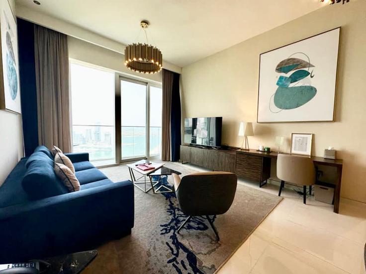Salle de séjour élégante avec mobilier moderne dans un appartement à Building Concord Tower - hive-holiday-homes-1 - 1649333 à Dubai Marina, Dubai Salle de séjour élégante avec mobilier moderne dans un appartement à Building Concord Tower - hive-holiday-homes-1 - 1649333 à Dubai Marina, Dubai