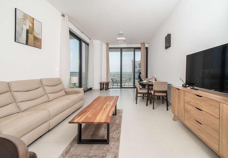 Sala de estar elegantemente projetada com móveis modernos em um apartamento no Building Tariaq Bedon Esm - hive-holiday-homes-1 - 1649335 em Hamriya West, Al Hamriyah Sala de estar elegantemente projetada com móveis modernos em um apartamento no Building Tariaq Bedon Esm - hive-holiday-homes-1 - 1649335 em Hamriya West, Al Hamriyah