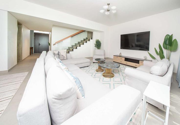 Elegante sala de estar con mobiliario moderno en un apartamento en Building Tariaq Bedon Esm - hive-holiday-homes-1 - 1699925 en Hamriya West, Al Hamriyah