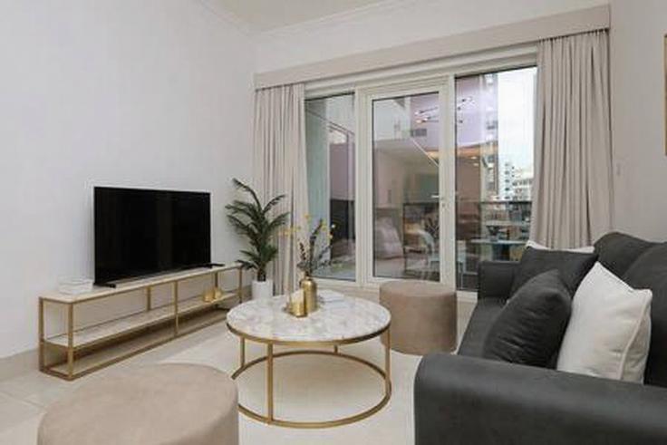 Sala de estar elegantemente projetada com móveis modernos em um apartamento no Building Sheikh Mohammed Bin Zayed Road - hive-holiday-homes-1 - 1649209 em Al Warqa 1, Dubai