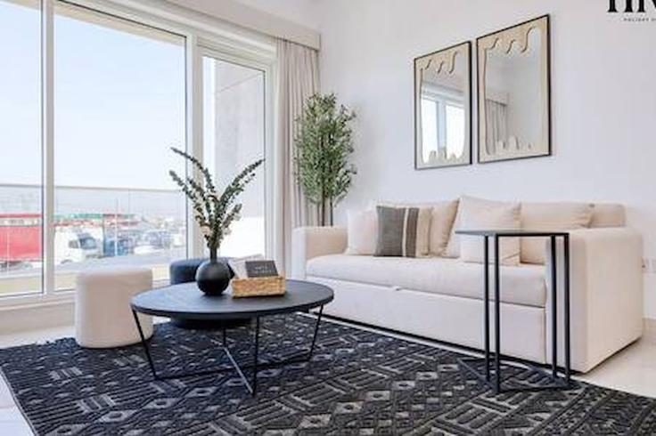 Building Tariaq Bedon Esm - hive-holiday-homes-dubai - 1256271 adresindeki bir dairede modern mobilyalarla zarif bir şekilde tasarlanmış oturma odası Al Warqa, Dubai