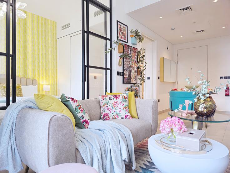Dubai Hills Estate, Dubai에 위치한 Building Tariaq Bedon Esm - hive-holiday-homes-dubai - 1256273 - DXB 아파트의 세련된 인테리어가 돋보이는 거실