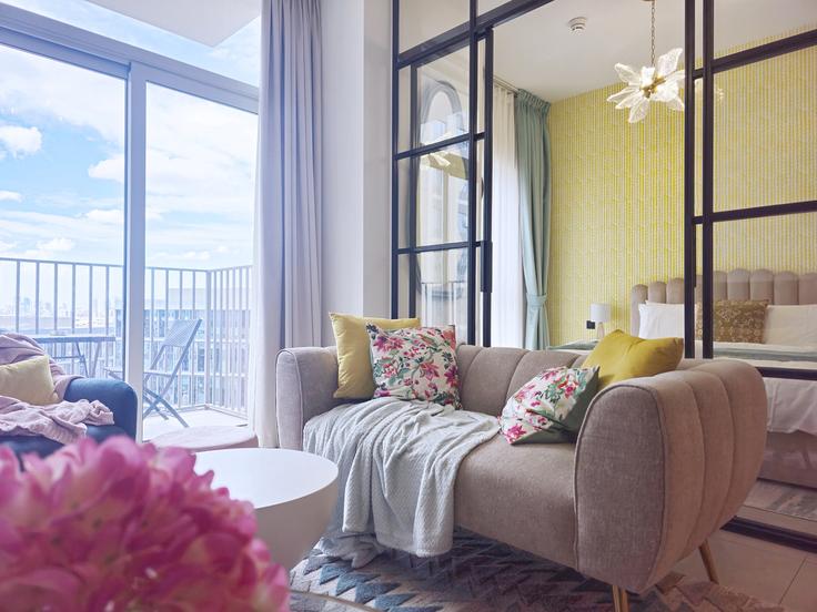 Elegant gestaltetes Wohnzimmer mit moderner Einrichtung in einer Wohnung im Building Tariaq Bedon Esm - hive-holiday-homes-dubai - 1256273 - DXB in Dubai Hills Estate, Dubai