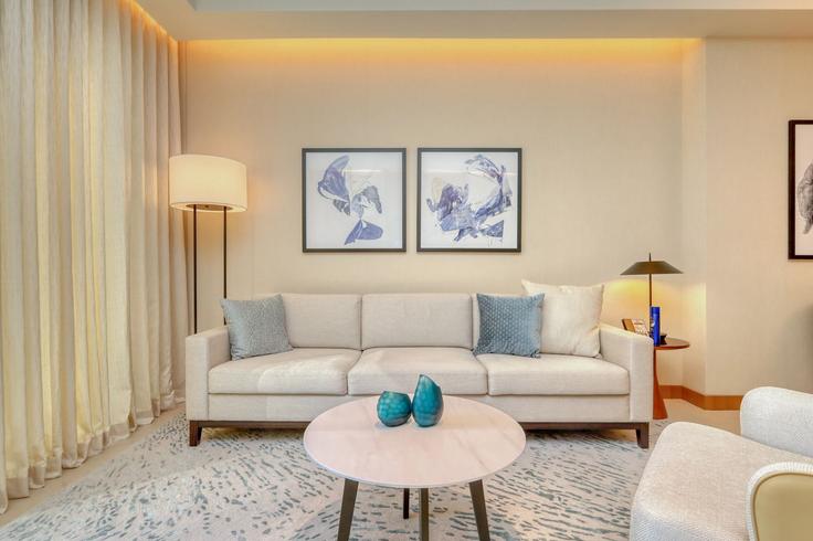 Downtown Dubai, Dubai에 위치한 Building Tariaq Bedon Esm - hive-holiday-homes-dubai - 1256252 - DXB 아파트의 세련된 인테리어가 돋보이는 거실 Downtown Dubai, Dubai에 위치한 Building Tariaq Bedon Esm - hive-holiday-homes-dubai - 1256252 - DXB 아파트의 세련된 인테리어가 돋보이는 거실