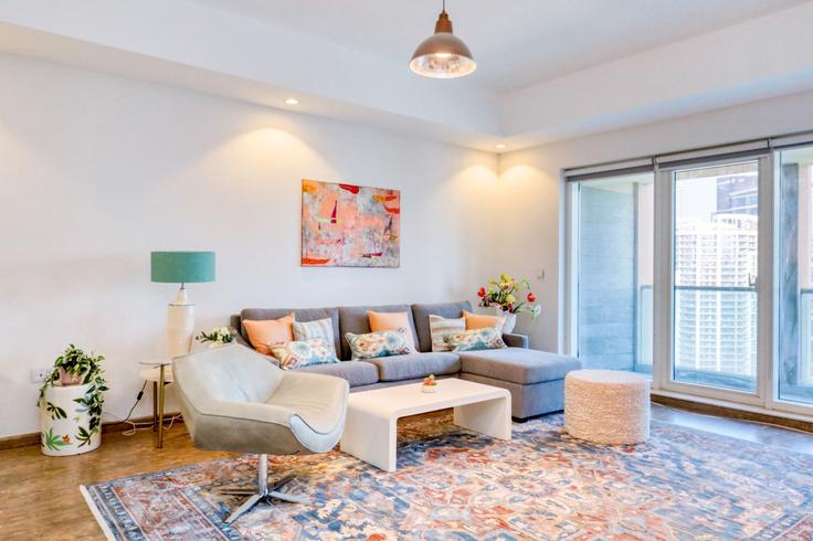 Elegante sala de estar con mobiliario moderno en un apartamento en Building Al A'amal Street - hive-holiday-homes-dubai - 1256293 - DXB en Business Bay, Dubai Elegante sala de estar con mobiliario moderno en un apartamento en Building Al A'amal Street - hive-holiday-homes-dubai - 1256293 - DXB en Business Bay, Dubai