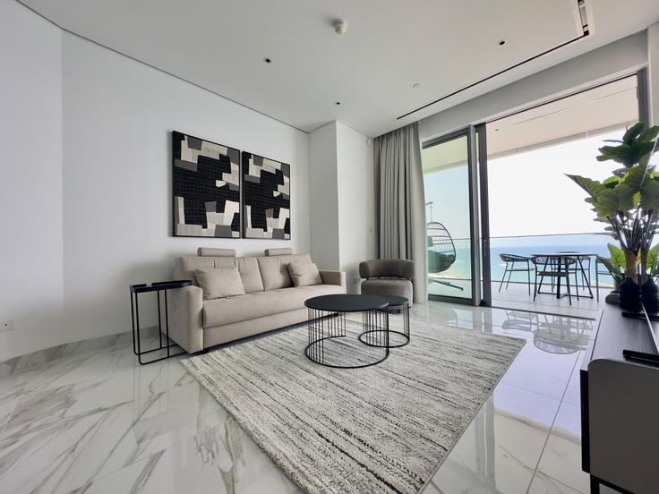 Building Limassol - hive-holiday-homes-dubai - 1389760 adresindeki bir dairede modern mobilyalarla zarif bir şekilde tasarlanmış oturma odası Limassol, Limassol