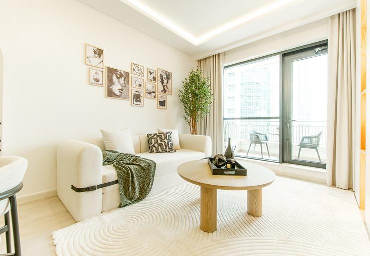 Elegant gestaltetes Wohnzimmer mit moderner Einrichtung in einer Wohnung im Building Tariaq Bedon Esm - hive-holiday-homes-dubai - 1264188 - DXB in Downtown Dubai, Dubai