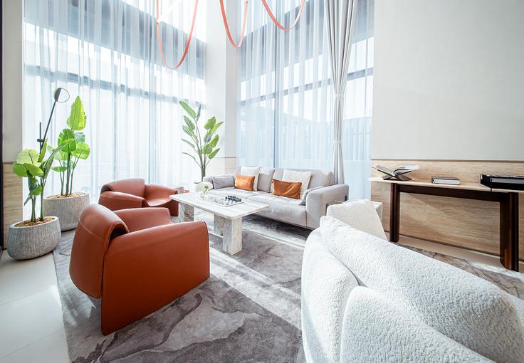 Jumeirah Village, Dubai에 위치한 Building Tariaq Bedon Esm - hive-holiday-homes-dubai - 1273086 - DXB 아파트의 세련된 인테리어가 돋보이는 거실 Jumeirah Village, Dubai에 위치한 Building Tariaq Bedon Esm - hive-holiday-homes-dubai - 1273086 - DXB 아파트의 세련된 인테리어가 돋보이는 거실