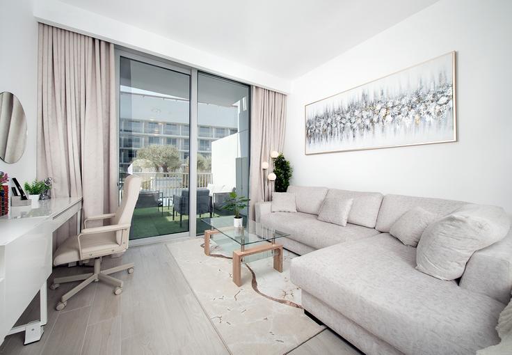 Elegant gestaltetes Wohnzimmer mit moderner Einrichtung in einer Wohnung im Building Street 11 - hive-holiday-homes-dubai - 1309758 - DXB in Al Barsha South Fourth, Dubai