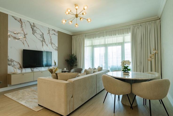 Elegant gestaltetes Wohnzimmer mit moderner Einrichtung in einer Wohnung im Building Palm Jumeirah Rd - hive-holiday-homes-dubai - 1331080 in The Palm Jumeirah, Dubai