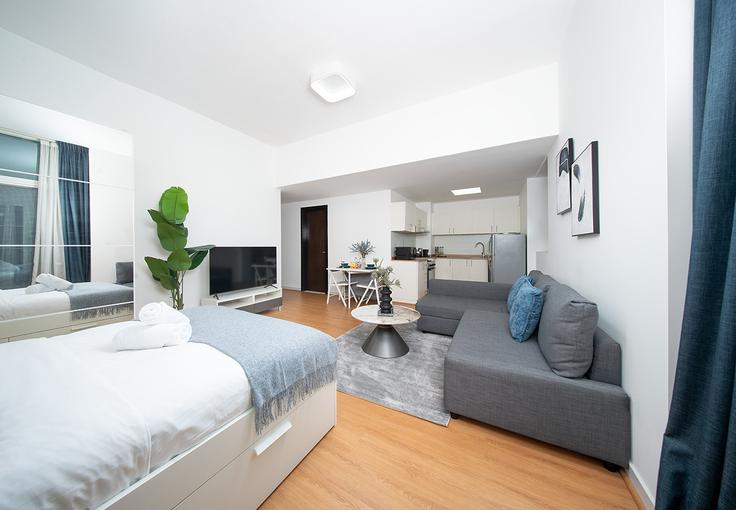 Salle de séjour élégante avec mobilier moderne dans un appartement à Building Tariaq Bedon Esm - hive-holiday-homes-dubai - 1359768 à Dubai Silicon Oasis, Dubai