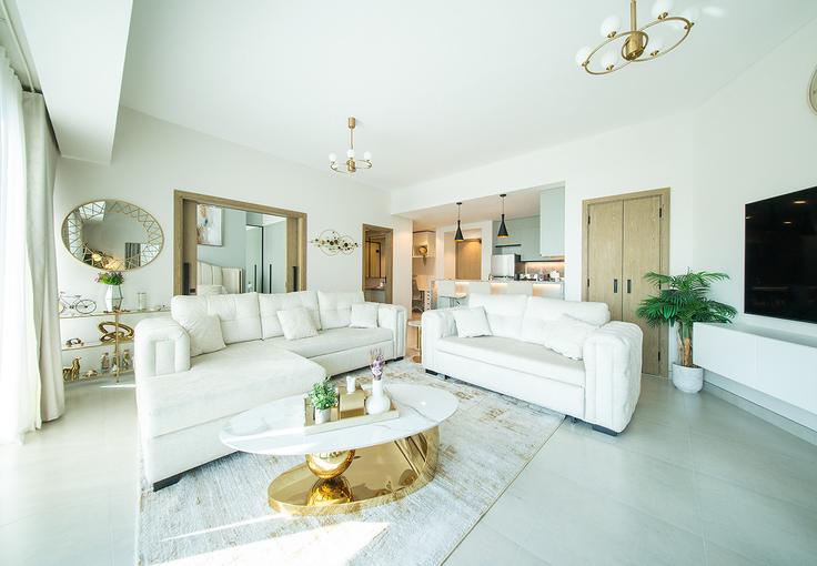 Salle de séjour élégante avec mobilier moderne dans un appartement à Building Hessa Street - hive-holiday-homes-dubai - 1363421 à Dubai, Dubai