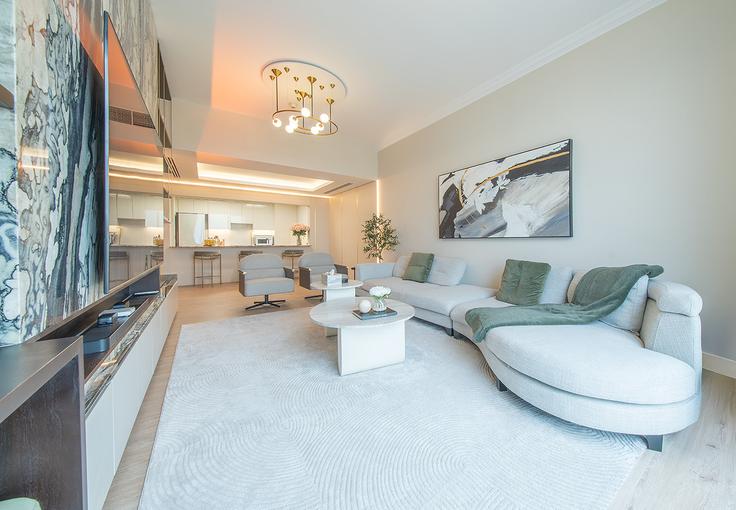 Salle de séjour élégante avec mobilier moderne dans un appartement à Building 78th Street - hive-holiday-homes-dubai - 1367036 à Mirdif, Dubai