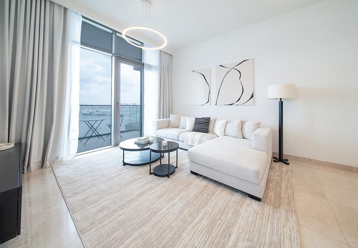 Elegante sala de estar con mobiliario moderno en un apartamento en Building Tariaq Bedon Esm - hive-holiday-homes-dubai - 1374596 en Dubai Maritime City, Dubai