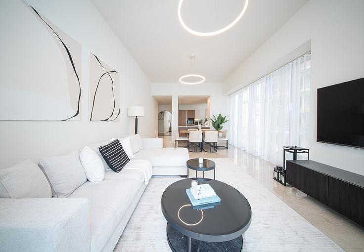 Elegant gestaltetes Wohnzimmer mit moderner Einrichtung in einer Wohnung im Building Tariaq Bedon Esm - hive-holiday-homes-dubai - 1374596 in Dubai Maritime City, Dubai Elegant gestaltetes Wohnzimmer mit moderner Einrichtung in einer Wohnung im Building Tariaq Bedon Esm - hive-holiday-homes-dubai - 1374596 in Dubai Maritime City, Dubai