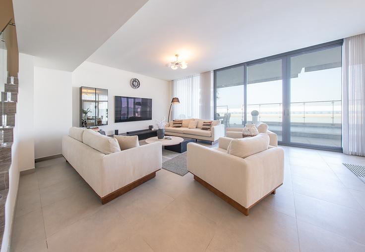 Elegant gestaltetes Wohnzimmer mit moderner Einrichtung in einer Wohnung im Building Tariaq Bedon Esm - hive-holiday-homes-dubai - 1471703 in Hamriya West, Al Hamriyah