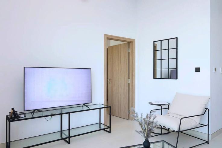 Elegante sala de estar con mobiliario moderno en un apartamento en Building Downtown Street - hive-holiday-homes-dubai - 1256219 - DXB en Downtown Jabel Ali, Dubai Elegante sala de estar con mobiliario moderno en un apartamento en Building Downtown Street - hive-holiday-homes-dubai - 1256219 - DXB en Downtown Jabel Ali, Dubai