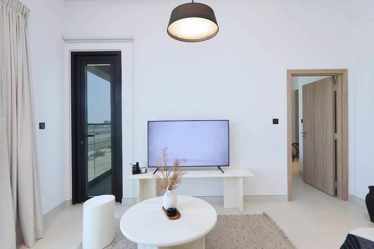 Building Downtown Street - hive-holiday-homes-dubai - 1256247 - DXB adresindeki bir dairede modern mobilyalarla zarif bir şekilde tasarlanmış oturma odası Downtown Jabel Ali, Dubai