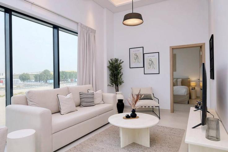 Elegante sala de estar con mobiliario moderno en un apartamento en Building Downtown Street - hive-holiday-homes-dubai - 1256241 - DXB en Downtown Jabel Ali, Dubai Elegante sala de estar con mobiliario moderno en un apartamento en Building Downtown Street - hive-holiday-homes-dubai - 1256241 - DXB en Downtown Jabel Ali, Dubai