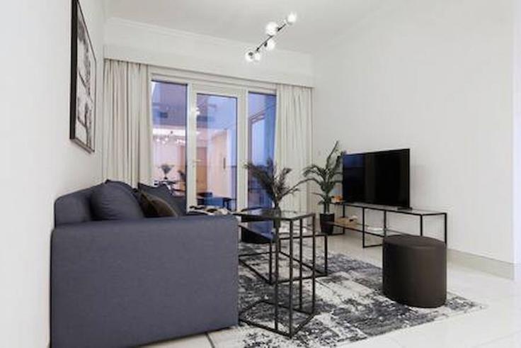 Elegant gestaltetes Wohnzimmer mit moderner Einrichtung in einer Wohnung im Building Tariaq Bedon Esm - hive-holiday-homes-dubai - 1256231 in Al Warqa, Dubai