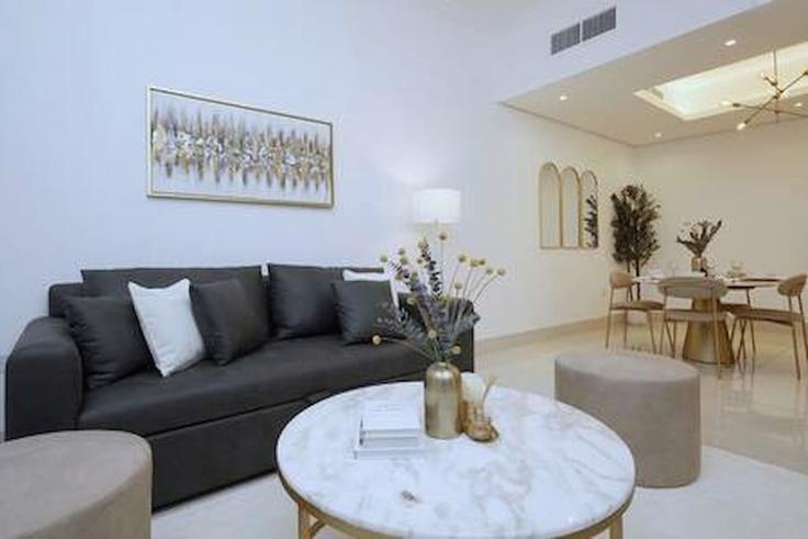 Elegant gestaltetes Wohnzimmer mit moderner Einrichtung in einer Wohnung im Building Tariaq Bedon Esm - hive-holiday-homes-dubai - 1256265 in Al Warqa, Dubai