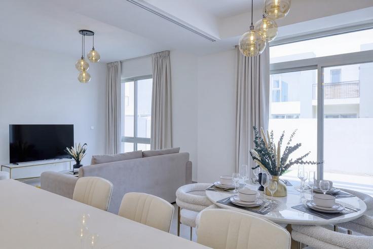 Dubai DubaiのBuilding Tariaq Bedon Esm - hive-holiday-homes-dubai - 1256250のアパートメントにある、モダンな家具を備えたエレガントなデザインのリビングルーム