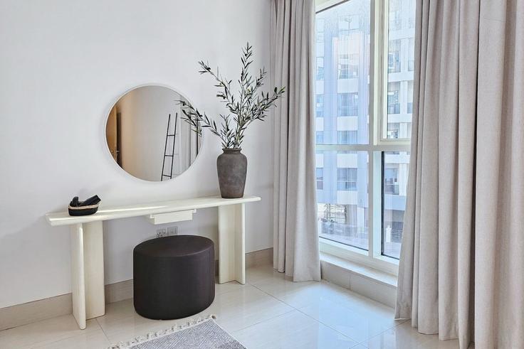 Elegant gestaltetes Wohnzimmer mit moderner Einrichtung in einer Wohnung im Building Tariaq Bedon Esm - hive-holiday-homes-dubai - 1256261 in Al Warqa, Dubai