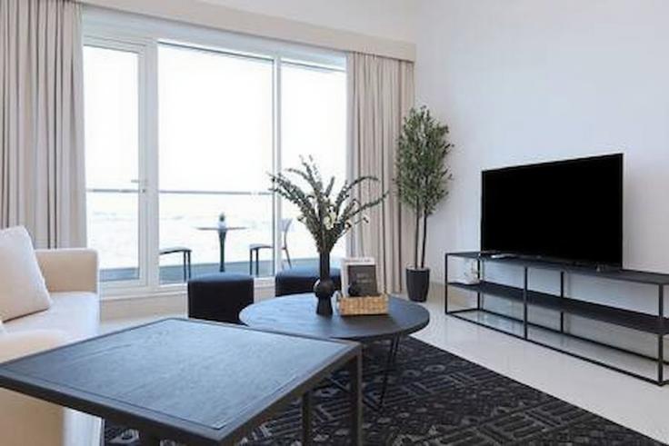 Building Tariaq Bedon Esm - hive-holiday-homes-dubai - 1256277 adresindeki bir dairede modern mobilyalarla zarif bir şekilde tasarlanmış oturma odası Al Warqa, Dubai