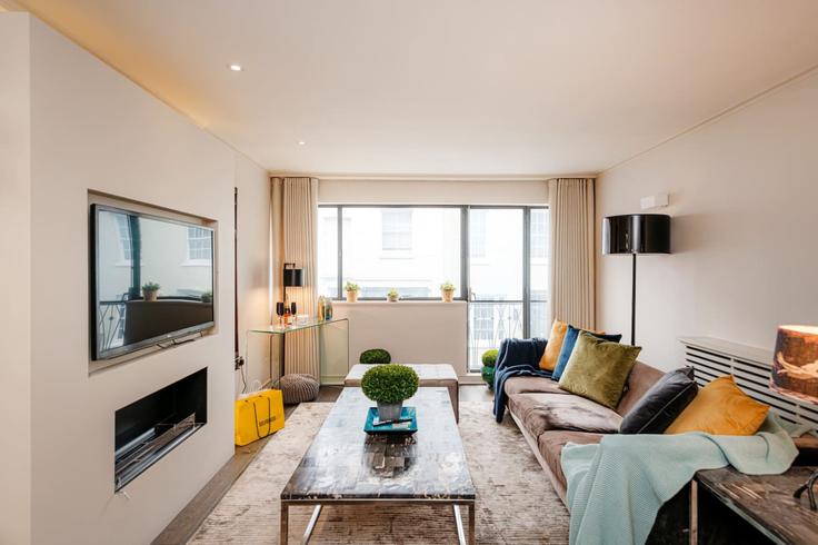 Sala de estar elegantemente projetada com móveis modernos em um apartamento no Building Eaton Row - hive-stays-ltd - 1383563 em City of Westminster, London Sala de estar elegantemente projetada com móveis modernos em um apartamento no Building Eaton Row - hive-stays-ltd - 1383563 em City of Westminster, London