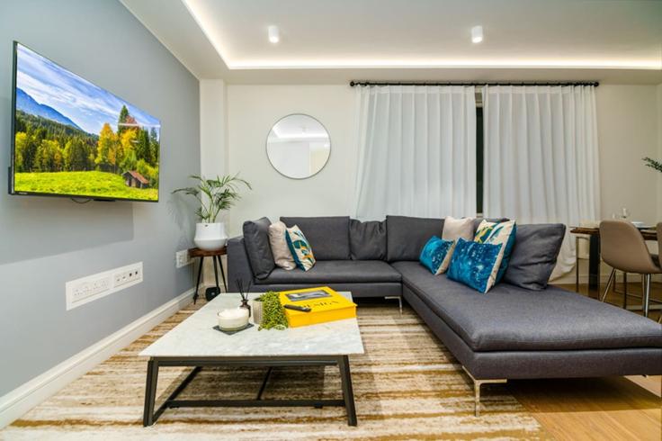 Building Chilworth Mews - hive-stays-ltd - 1383565 adresindeki bir dairede modern mobilyalarla zarif bir şekilde tasarlanmış oturma odası City of Westminster, London