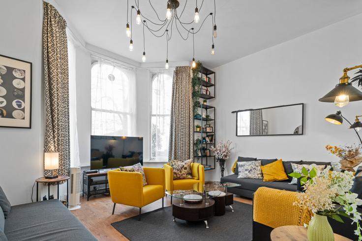 Salle de séjour élégante avec mobilier moderne dans un appartement à Building Redcliffe Gardens - hive-stays-ltd - 1383566 à Royal Borough of Kensington and Chelsea, London